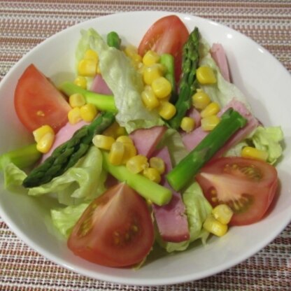 トマトもプラスして作りました！
カラフルなサラダで、野菜をしっかりと摂れますね(^_-)-☆
美味しくいただきました♪